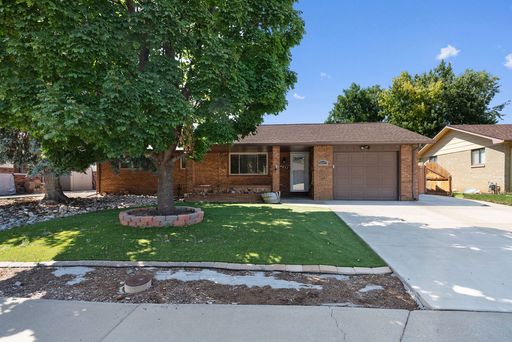 Charming 3-Bedroom Brick Ranch for Rent in Loveland! – photo 1