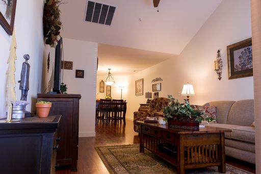 2 Bedroom, 1 Bathroom Cottage with Attached Garage