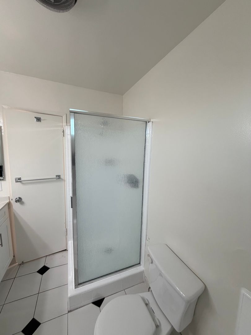 Los Angeles Apartment: 144 S Doheny Dr