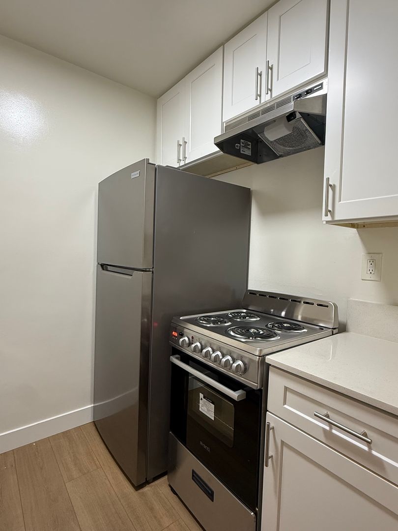 Los Angles Apartment: 1784 N Sycamore Ave