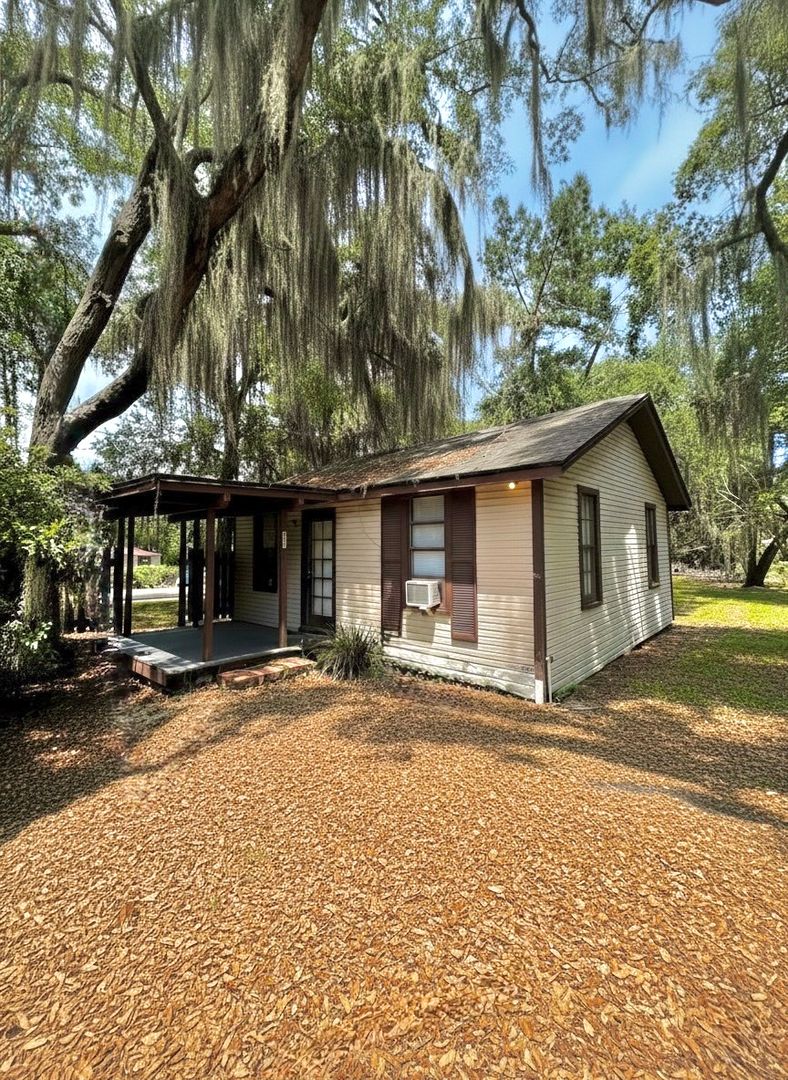 Orange Park House: 466 Milwaukee Ave