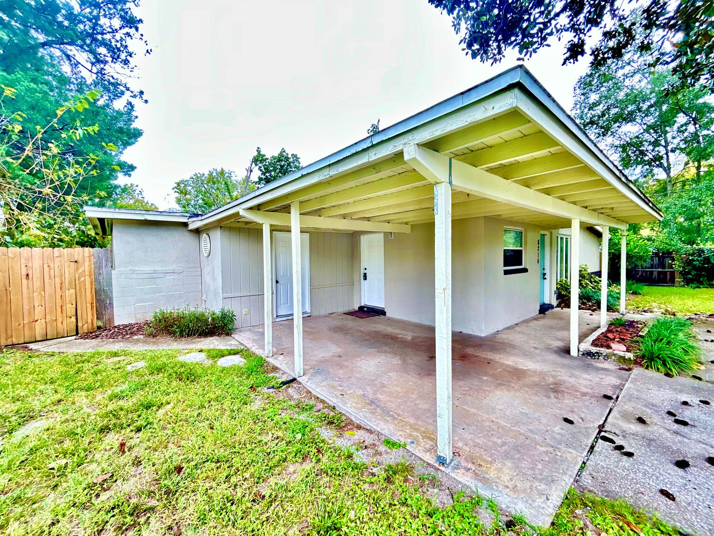 Jacksonville House: 8214 Herlong Rd