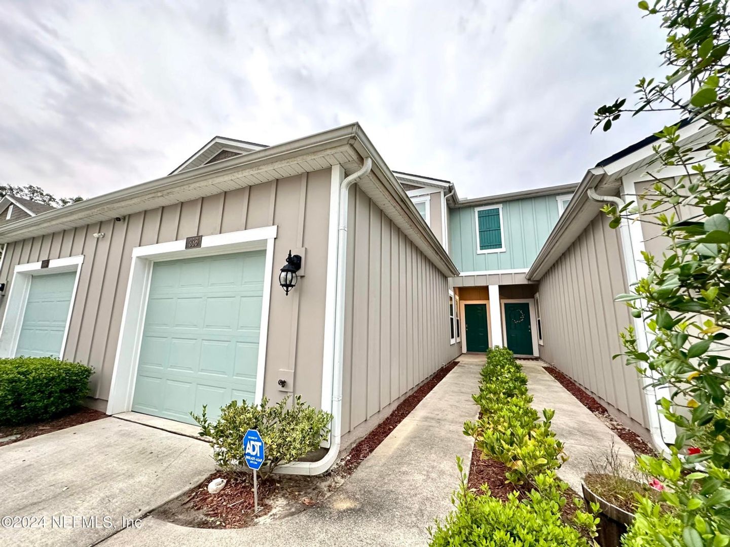 Jacksonville House: 336 Aralia Ln