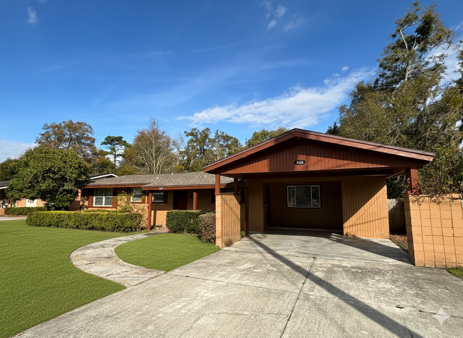 Jacksonville House: 1355 Lamanto Ave E