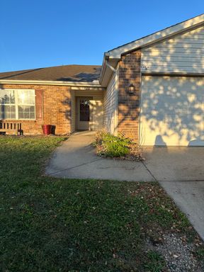 3-Bedroom, 2-Bathroom Home with Fenced-in Backyard! – photo 1