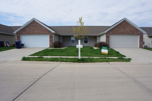 Spacious 2-Bed, 2-Bath Duplex with Attached Garage! – photo 1