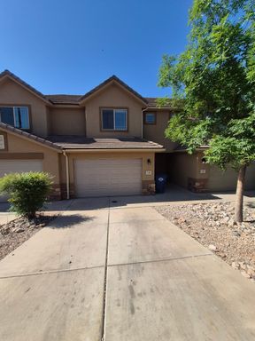 Remodeled 3 Bed / 2.5 Bath Townhome in Great Location – photo 1