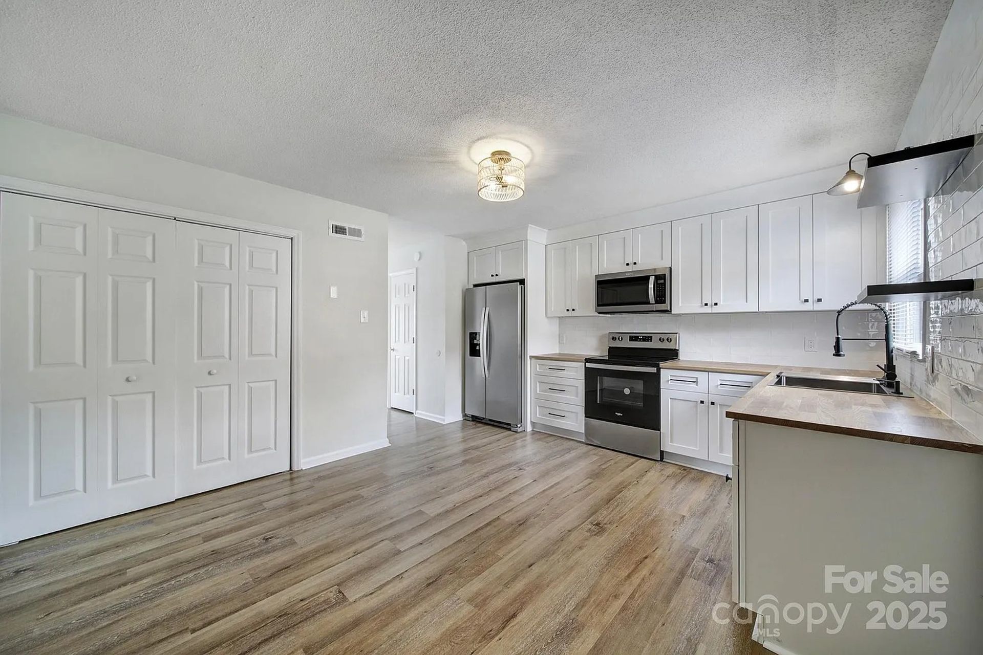 Fully Remodeled | 2BR/1.5BA Condo | Willowbrook