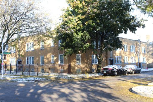 Beautiful 2 Bedroom / 1 Bathroom apartment in Belmont Cragin – photo 1