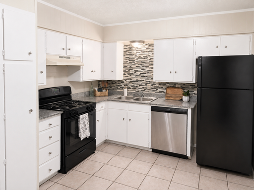 Large - 2 Bed 1 Bath with lots of storage! Water, sewer, trash and gas included in rent! – photo 1