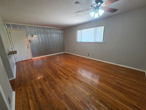 Charming upstairs 1 bedroom near downtown at Locust Center – photo 1