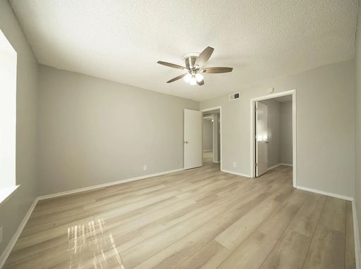 Quiet 2 bedroom oasis walking distance to the square – photo 1
