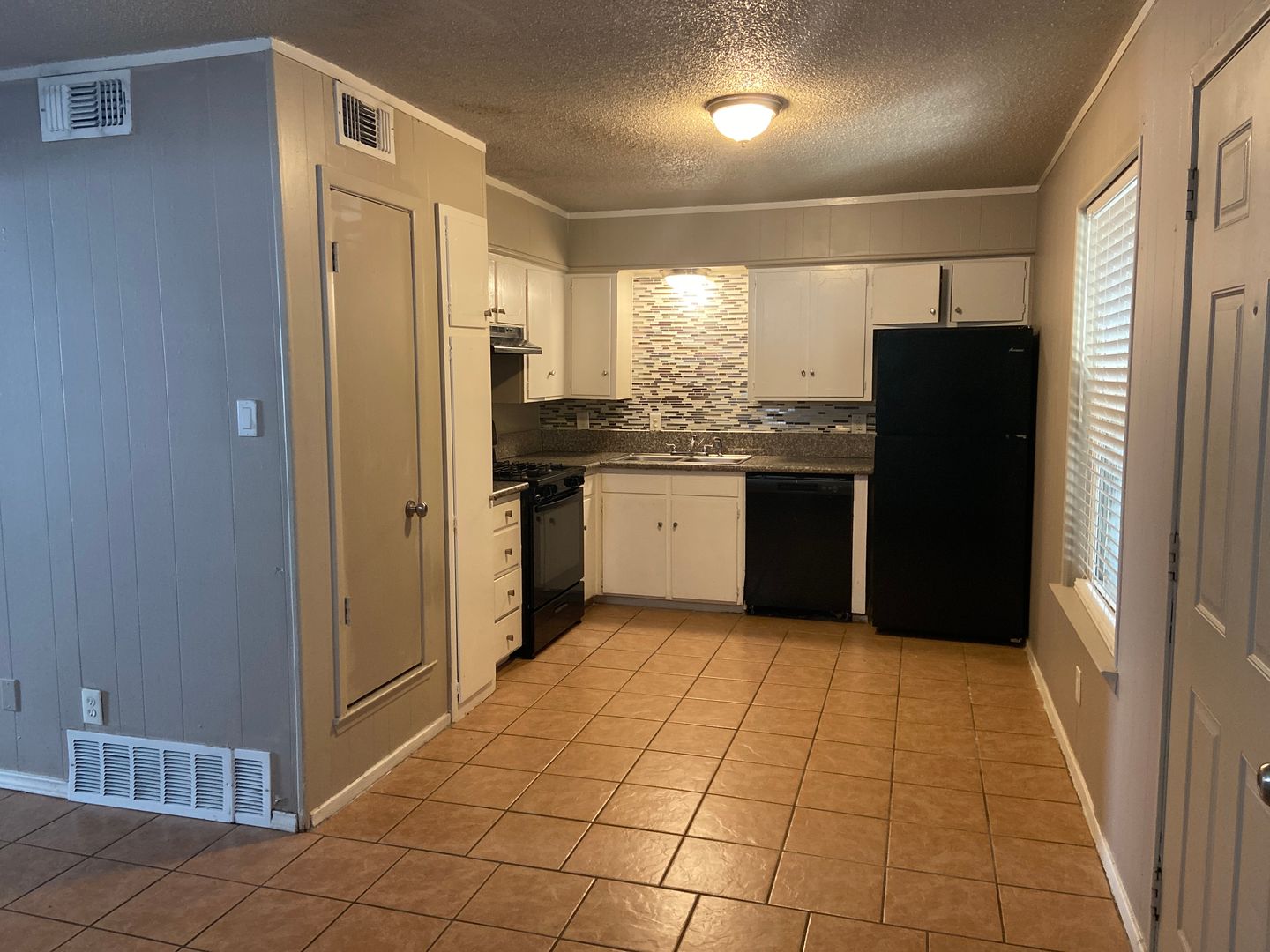 Denton Apartment: 2415-2417 Charlotte St