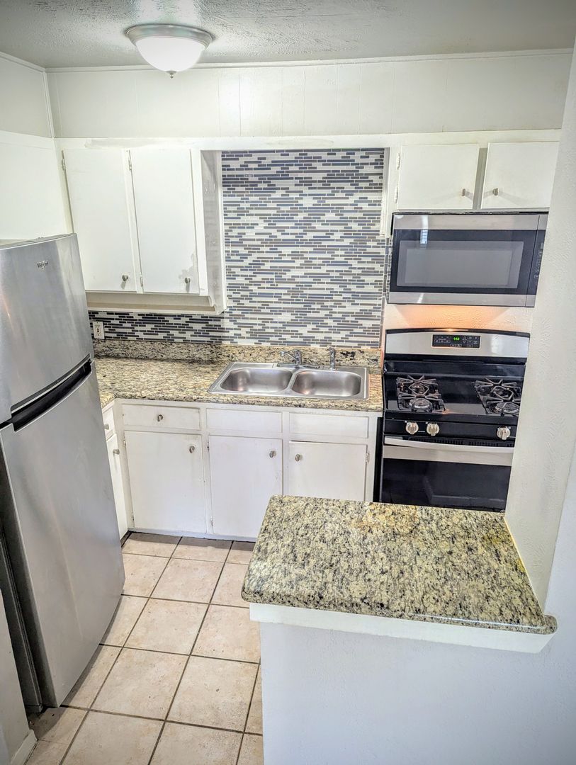 1 Bed 1 Bath - ALL BILLS PAID! 7 of 12