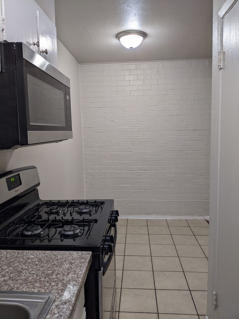 1 Bed 1 Bath ALL BILLS PAID 10 of 12