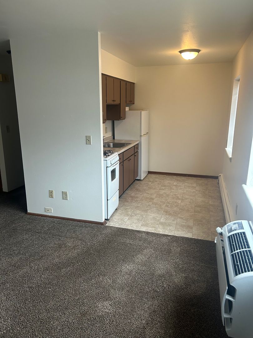 West Allis Apartment: 10621 W Lincoln Ave