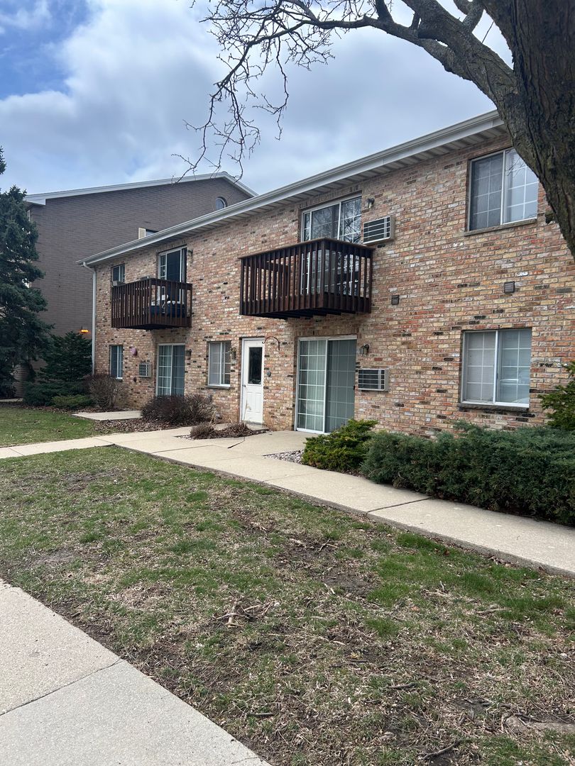 West Allis Apartment: 2327 S 107th St