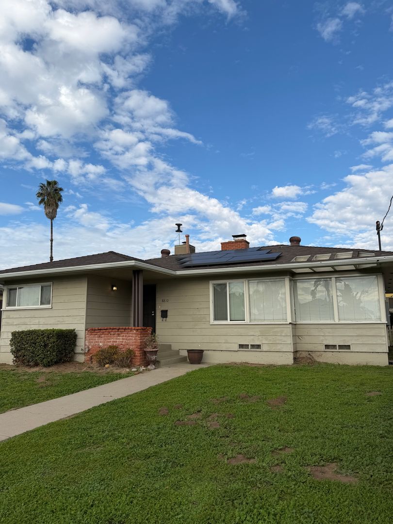 La Mesa House: 8810 Jefferson Ave