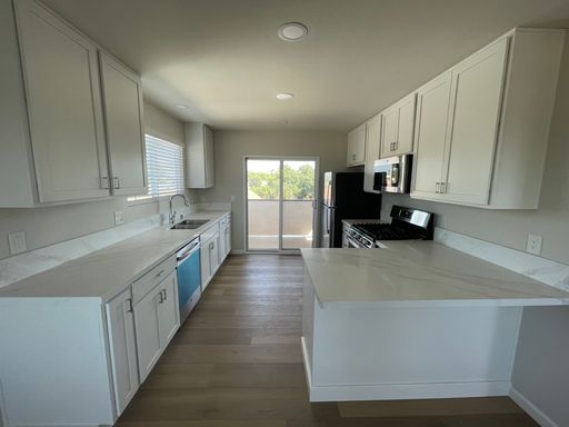 Remodeled 2 Bedroom 1 Bathroom with Balcony – photo 1
