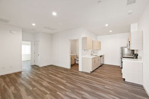 Upper Level 2/1 Available Now! – photo 1