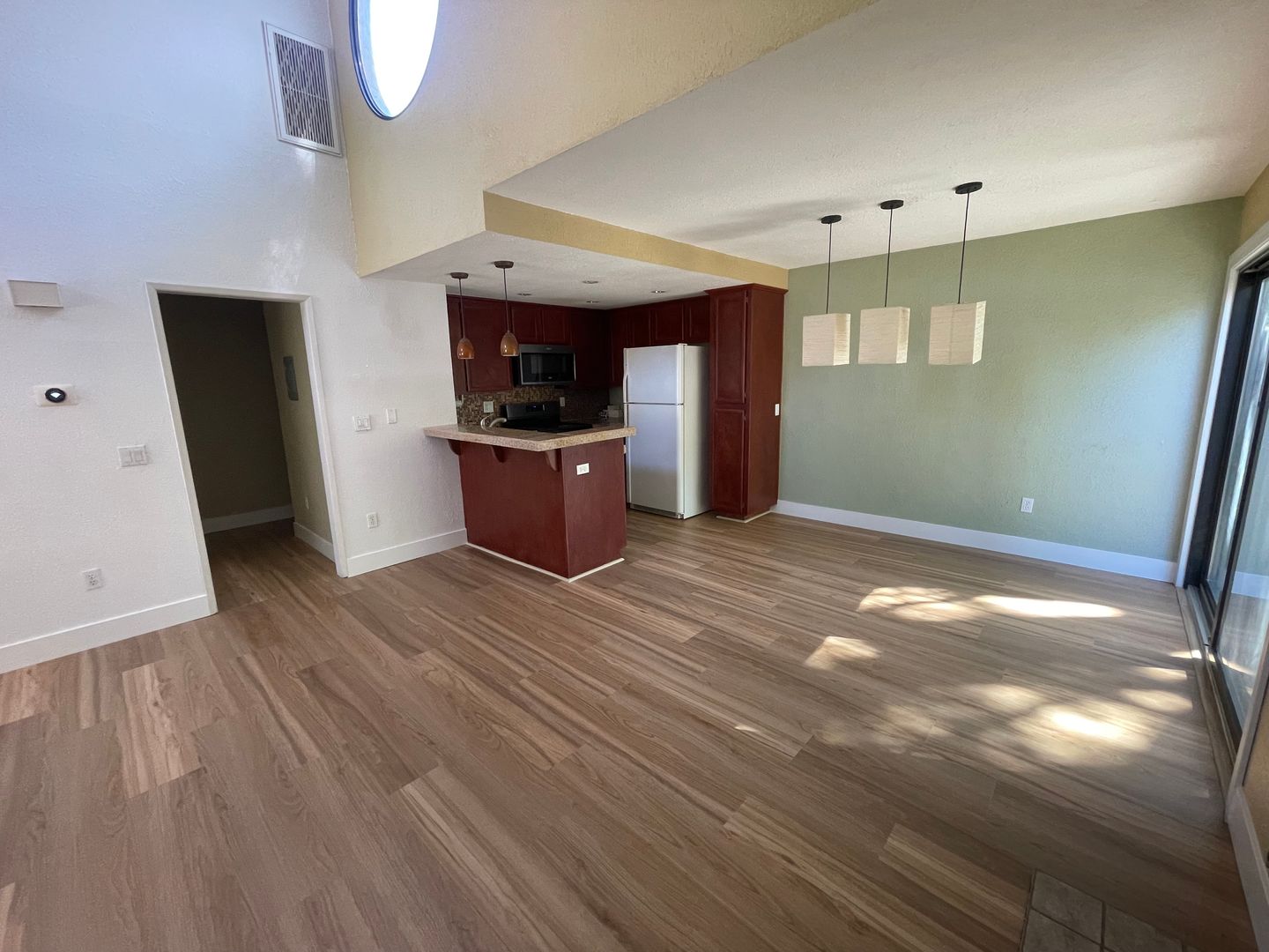 Vista Apartment: 325 N. Melrose Dr.