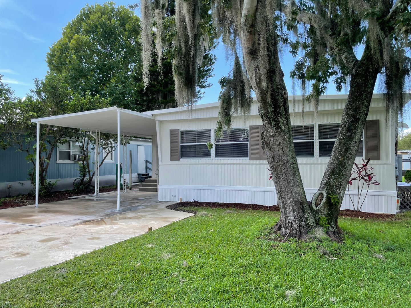 Kissimmee Apartment: 2410 Old Vineland Rd