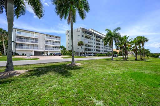 LOCATION, LOCATION, LOCATION! HARBORFRONT. – photo 1