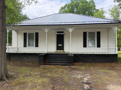 3 Bedroom Home - Soaring Ceilings, Hardwood floors, Renovated ktchen and baths!