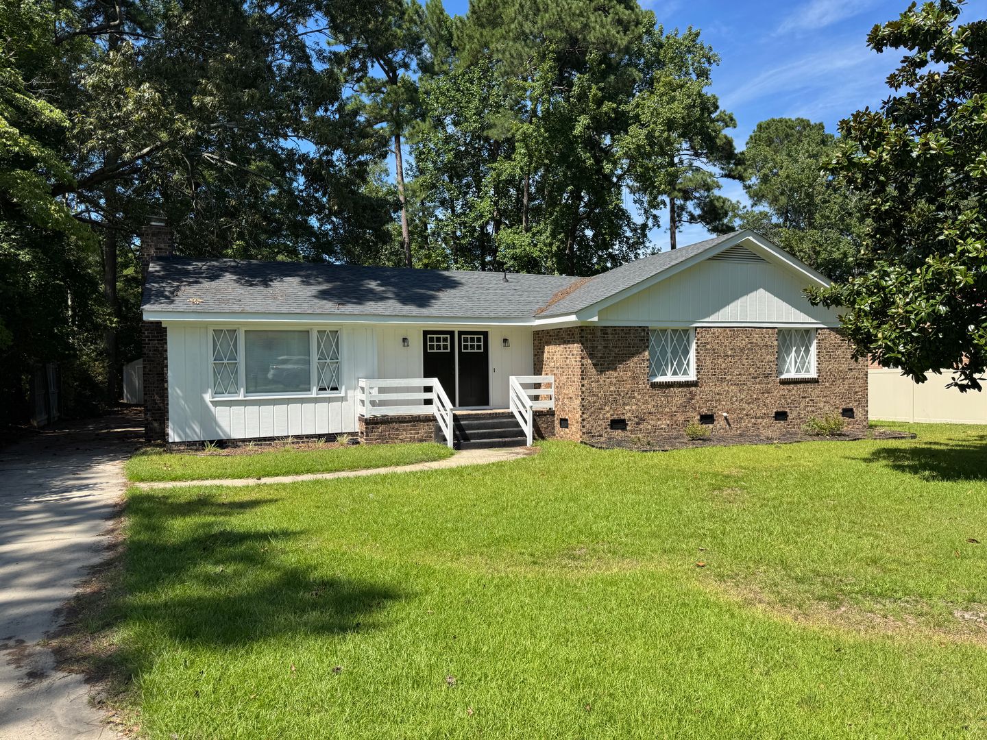 Spacious Rooms, Deck and Detached Garage / Shop