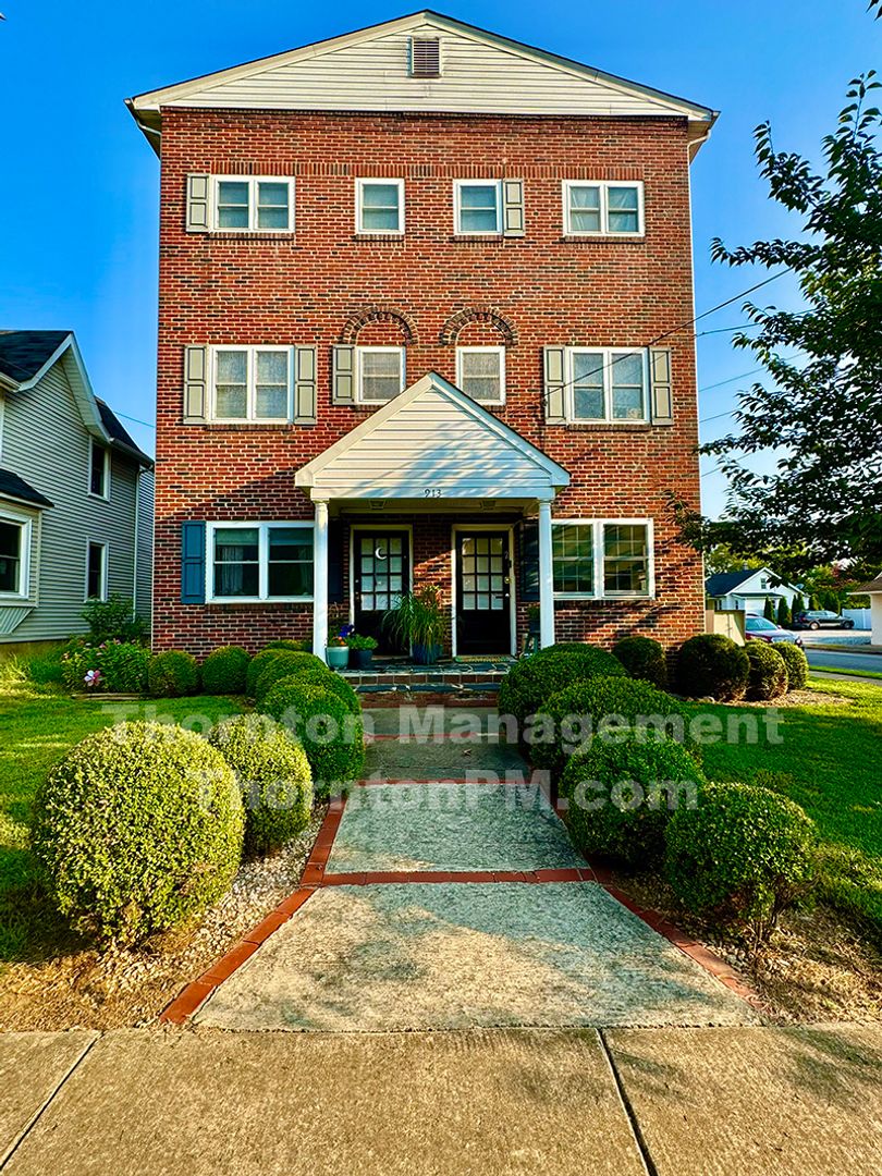 Fredericksburg Apartment: 913 Monument Ave