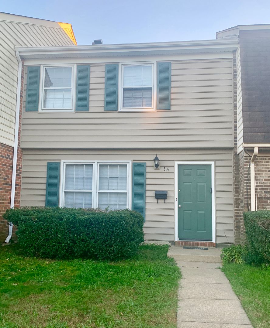 Fredericksburg House: 314 Clay St