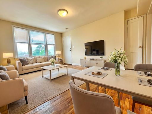 Large & Bright 2 Bedroom + Den | Hardwood Floors | Top Floor – photo 1
