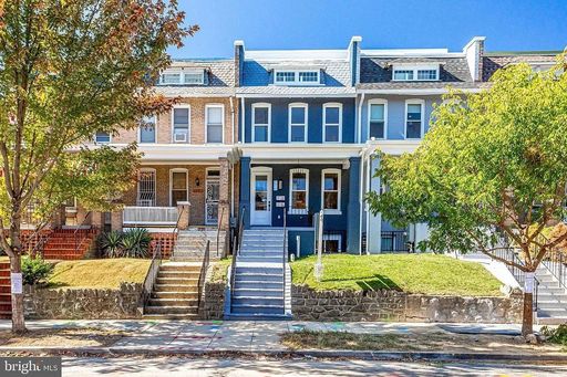LUXURY 3 BED 3.5 BATH WITH PARKING & ROOF DECK – photo 1