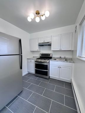 Capitol Hill| Renovated 1 Bedroom| Parquet Floors| Bright – photo 1