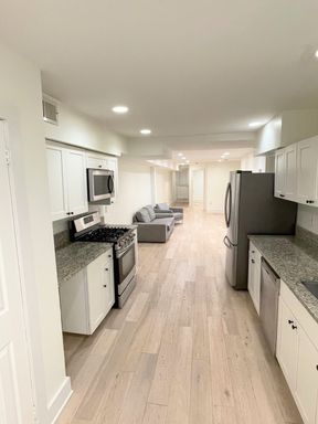 2 Bedroom, 1 bath Renovated Apt – photo 1
