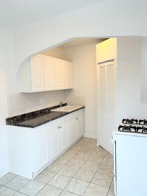 Large two bedroom with covered patio – photo 1