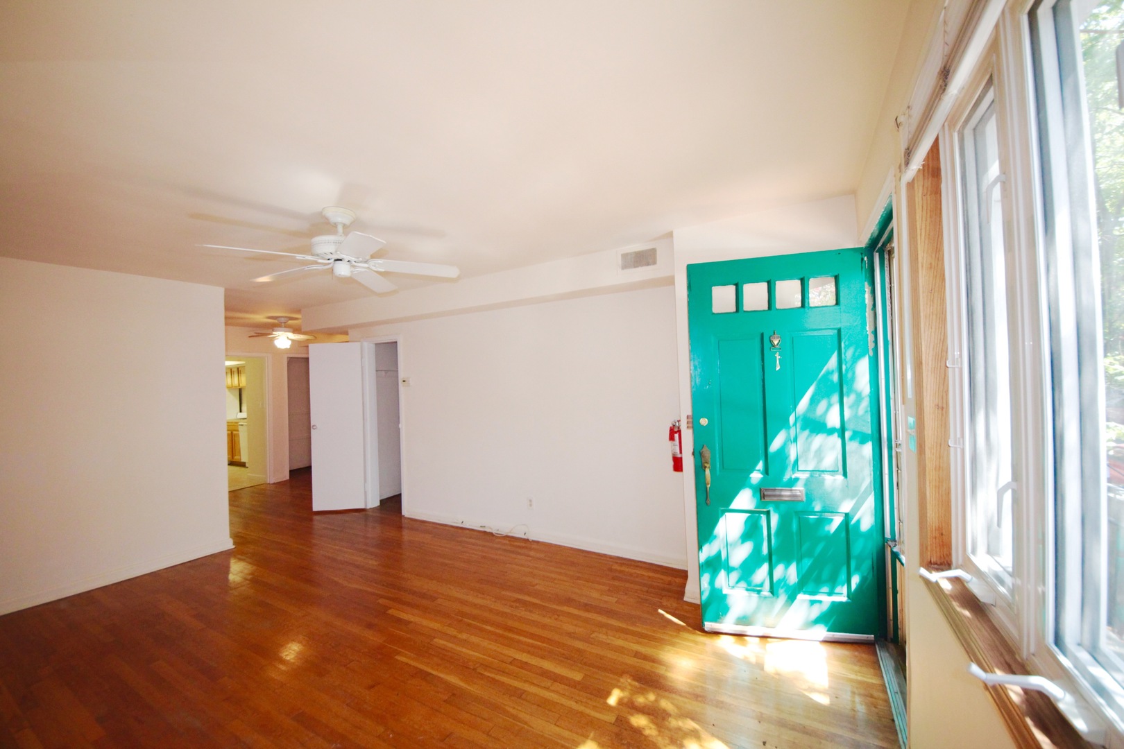 Washington Apartment: 218 10th St NE