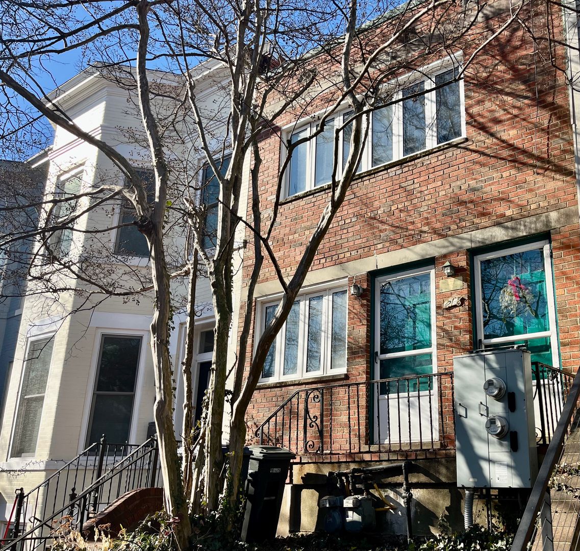 Washington Apartment: 218 10th St NE