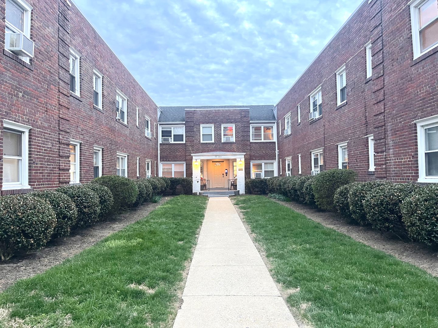 Washington Apartment: 220 Allison St NW