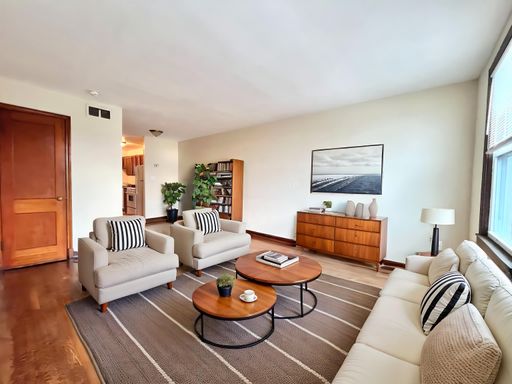 Heart of North East DC|Bright & Large 1bd with Den| Hardwood Floors – photo 1