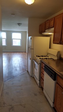 Charming 1BR + Den Renovated Apt Available – photo 1