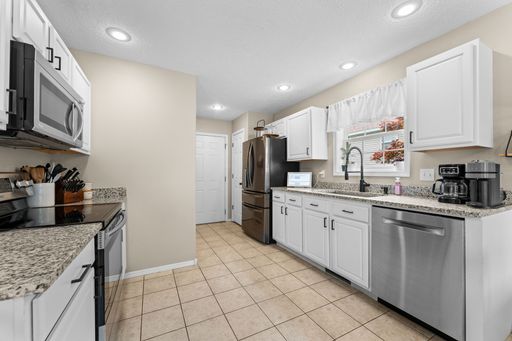 Beautifully Updated 3-Bedroom Home with 2 Baths 2 Car Garage with fenced yard – photo 1