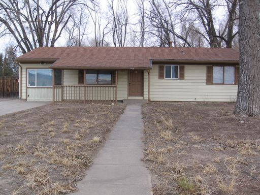 ONE LEVEL LIVING RANCHER WITH FENCED YARD – photo 1