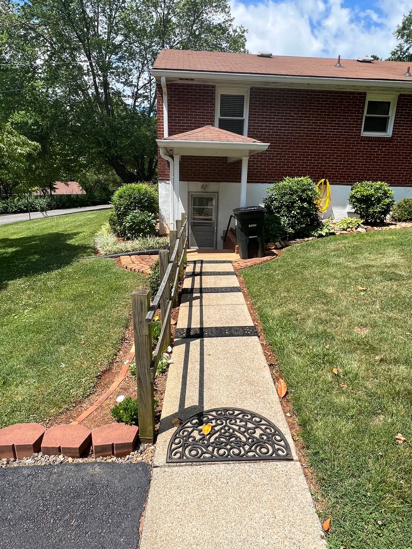 Lynchburg Apartment: 1035 Oakmont Circle