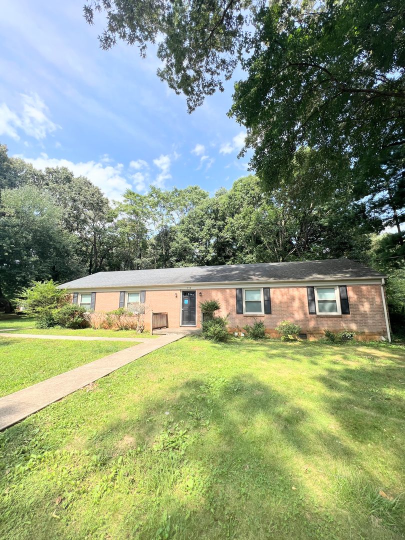Lynchburg Apartment: 1039 Oakmont Circle