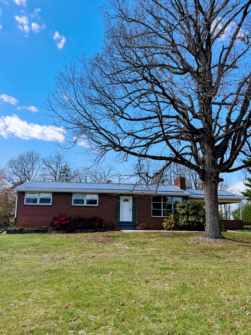 Altavista House: 3328 Wards Road