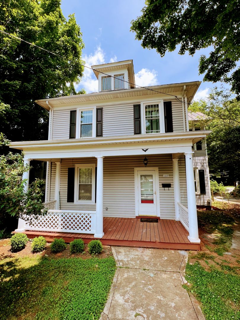 Lynchburg House: 1460 Yancey Street