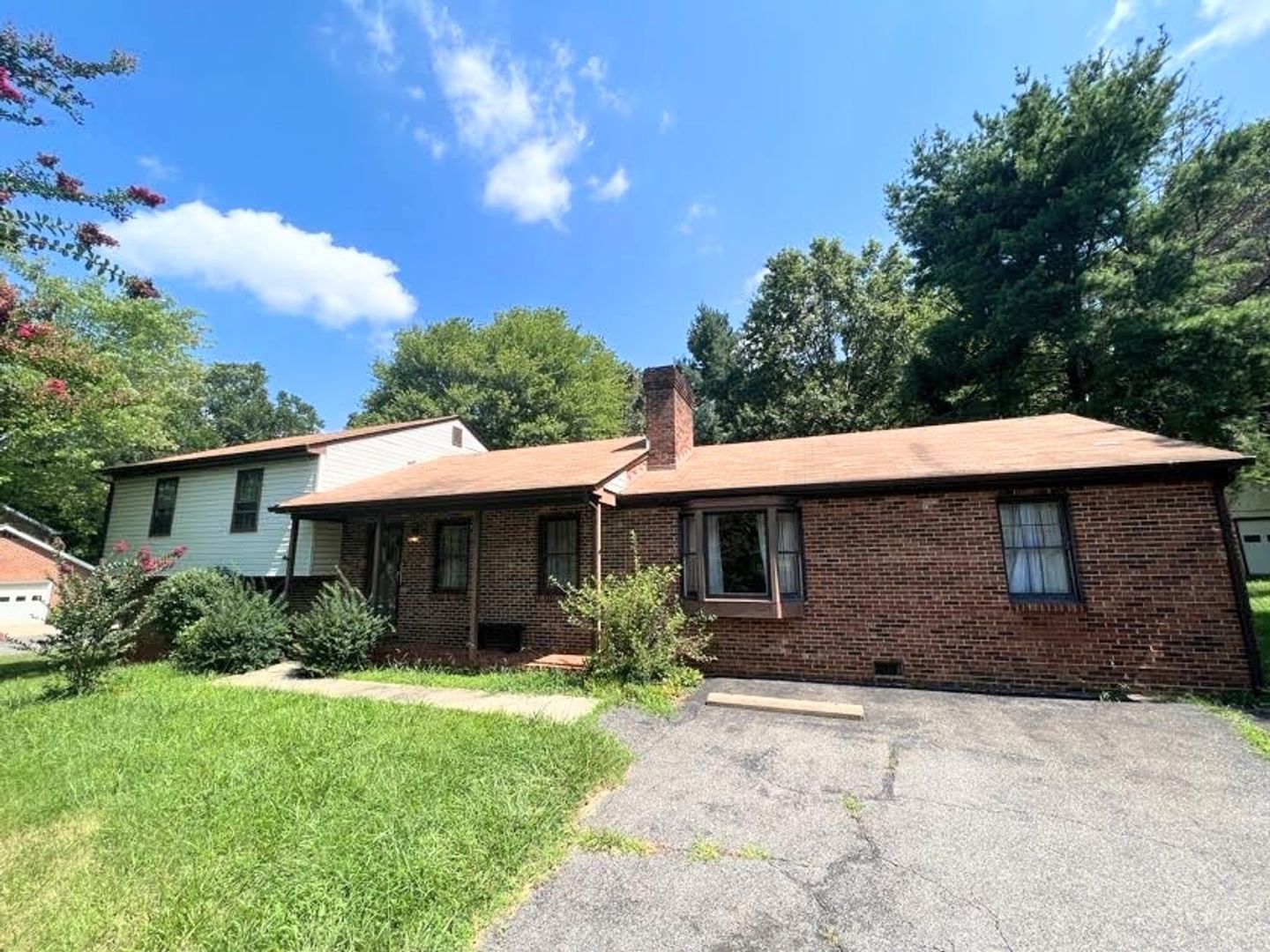 Lynchburg House: 1512 Greenview Drive