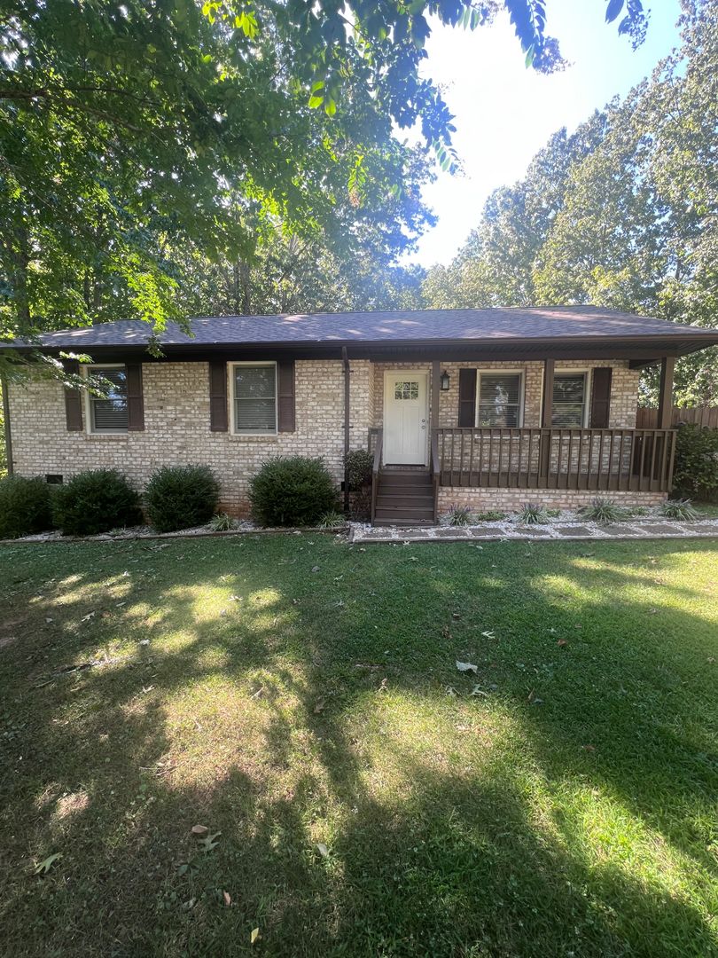 Rustburg House: 18 Armistead Lane