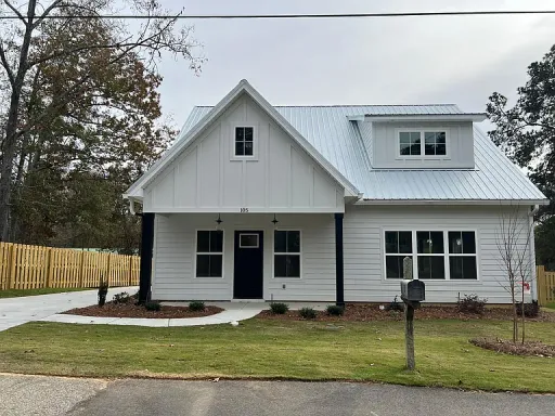 3 Bedroom 2 Bathroom Modern Home – photo 1